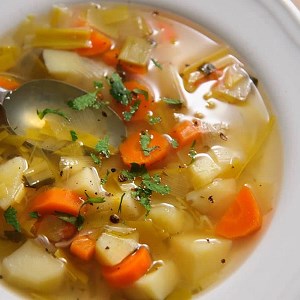 Potage traditionnel carottes, poireaux et pommes de terre